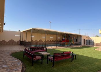 شاليه بجلسة خارجية وأجواء ممتعة 