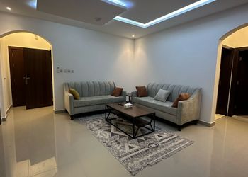 شقة بصالة جلوس وثلاث غرف نوم 