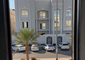 شقة بدخول ذاتي وصالة أنيقة 