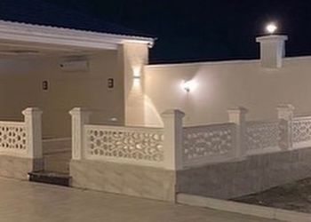 شاليه بمسطح اخضر وجلسة خارجية 