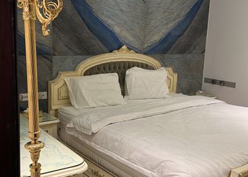 استراحة بمسطح اخضر و مسبح خارجي