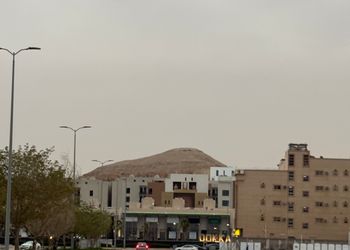 استديو بأثاث مريح وبسيط 