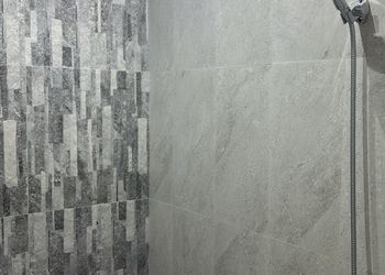 استديو بأثاث مريح وبسيط 