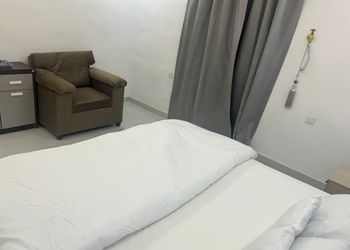 غرفة نوم بسرير ماستر