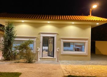 استراحة بمسطح اخضر وجلسه خارجيه