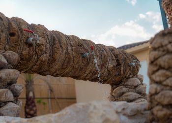 استراحة بجلسات خارجية ومسطح اخضر