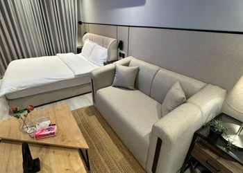 استديو بأثاث مريح وبسيط 