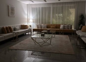 شاليه بجلسة خارجية وألعاب أطفال 