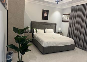 استديو بسرير مريح وأثاث بسيط
