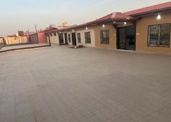 استراحة بملعب كرة قدم ومجالس