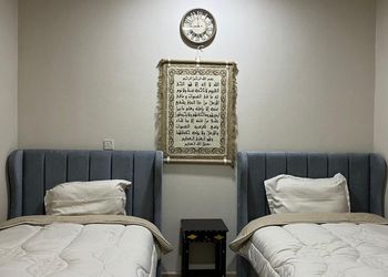شقة بغرفة معيشة وغرفتين نوم 