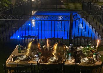 شاليه بجلسة خارجية ومسطح اخضر