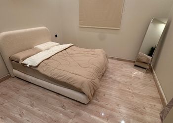 شاليه بجلسة تطل على مسبح خارجي 