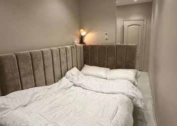 استديو بأثاث مريح وبسيط 