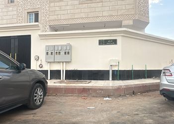شقة بصالة جلوس وثلاث غرف نوم 