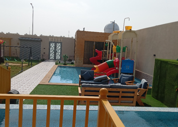 شاليه بمسطح اخضر ومسبح داخلي