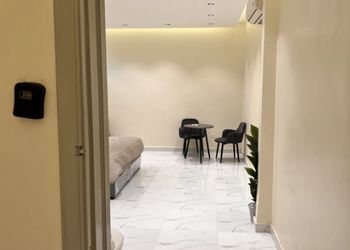 استديو بأثاث مريح وبسيط 
