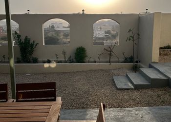 استراحة بتصميم ريفي وجلسة خارجي