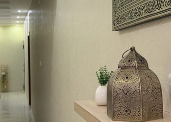 شقة بصالة وثلاث غرف نوم