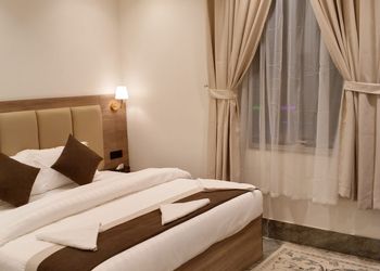 استديو بسرير ماستر وجلسة جانبية