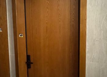 استديو بأثاث مريح وبسيط 