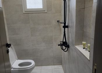غرفة بسرير ماستر
