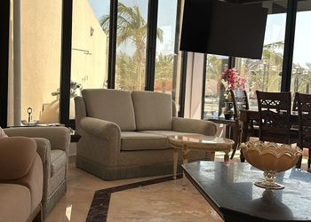 استراحة بمسطح اخضر و مسبح خارجي