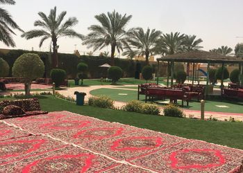 مسطح اخضر بجلسات خارجية 