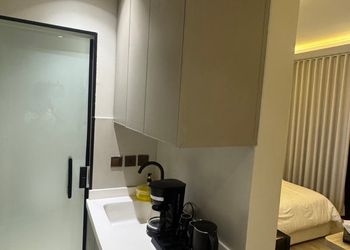 استديو بأثاث مريح وبسيط 
