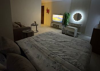 استديو بأثاث مريح وبسيط 