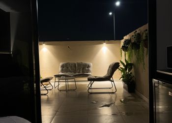 استديو بجلسة خارجية ودخول ذاتي