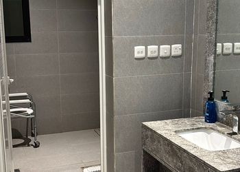شاليه بمسطح اخضر وجلسة خارجية 
