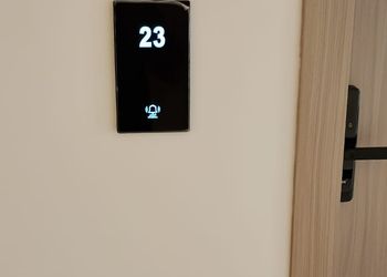 شقة بغرفة معيشة وغرفة نوم 