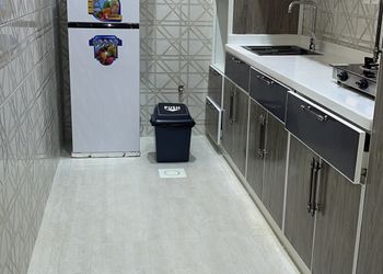 شقة بصالة ومجلس وثلاث غرف نوم