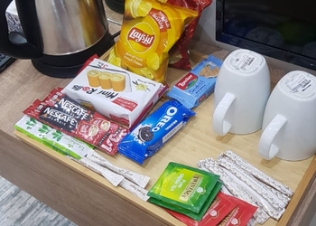 غرفة بأثاث مريح وبسيط 