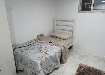 استديو بسرير مفرد وأثاث مريح 