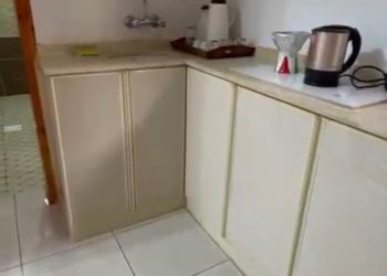 غرفه مع حمام ومطبخ زاويه