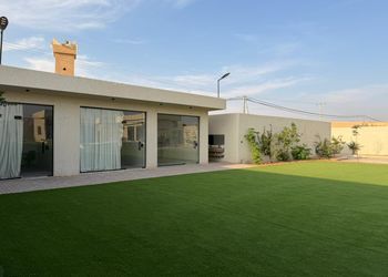 شاليه بمسطح اخضر ومسبح