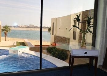 شاليه بمسبح مطل على الشاطئ
