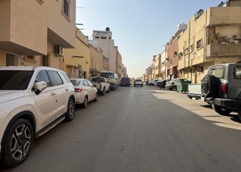 شقة بصالة أنيقة ودخول ذاتي