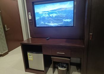 غرفة بأثاث مريح وبسيط