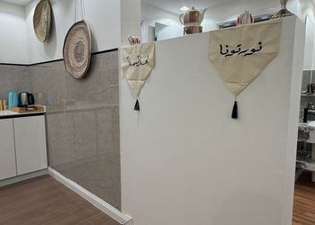شقة بصالة جلوس وغرفتين نوم 