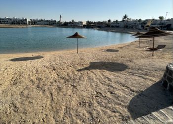 شاليه دور ارضي مطل على البحر