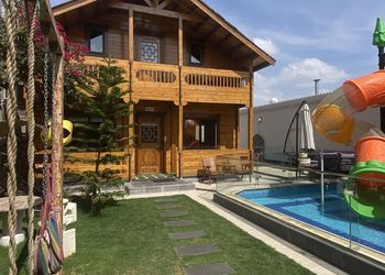 كوخ ريفي بمسطح اخضر و مسبح