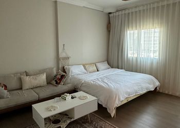 استديو بسرير ماستر وجلسة جانبية 