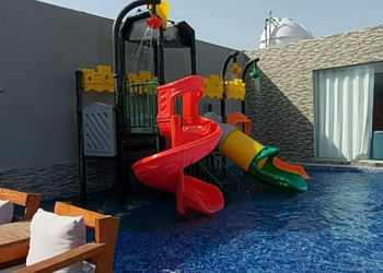 شاليه بمسطح اخضر والعاب اطفال