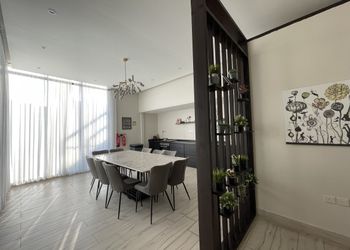 شاليه بمسبح خارجي ومسطح اخضر.