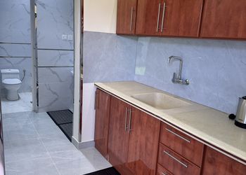 شاليه بجلسة تطل على مسبح خارجي 