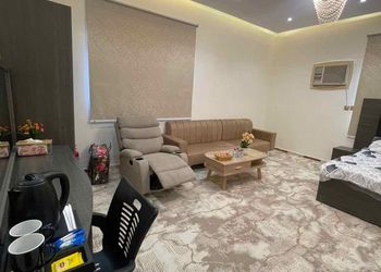 استديو بسرير ماستر وأثاث مريح 