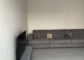 شاليه بمسطح اخضر وجلسة 